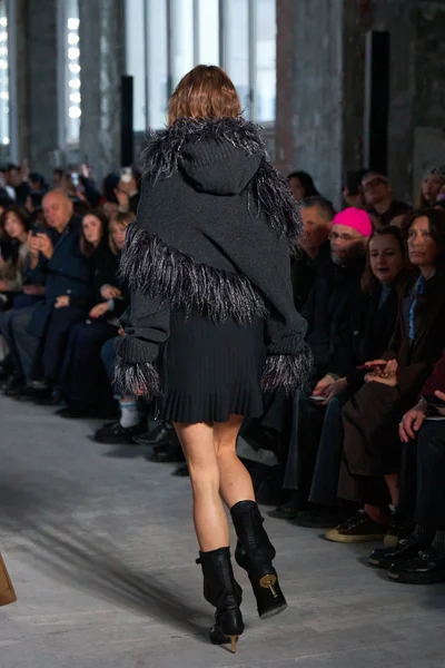 Look 16
